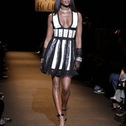 Naomi Campbell cambia de atuendo en la pasarela de Fashion for Relief de Nueva York