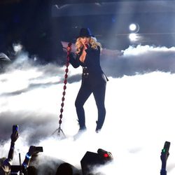 Christina Aguilera actuando en el All Star Game 2015