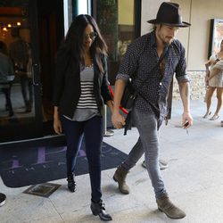 Zoe Saldaña y Marco Perego saliendo del cine tras ver 'Cincuenta sombras de Grey'