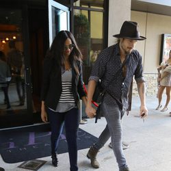 Zoe Saldaña y Marco Perego saliendo del cine tras ver 'Cincuenta sombras de Grey'
