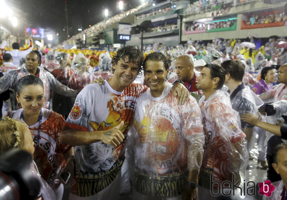 Rafa Nadal con Gustavo 'Guga' Kuerten en los Carnavales de Río de Janeiro