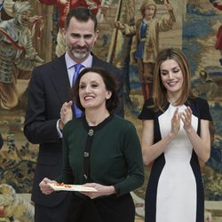 Los Reyes Felipe y Letizia con Luz Casal en los Premios Nacionales de Cultura