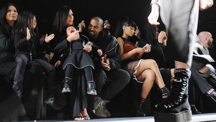 North West llorando en el front row de Alexander Wang con Kim Kardashian y Kanye West