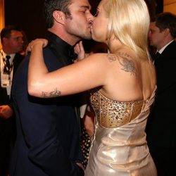 Lady Gaga besando a su novio Taylor Kinney