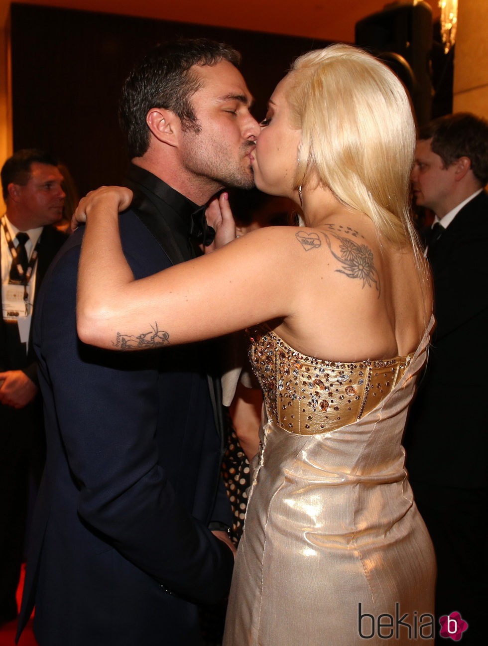 Lady Gaga besando a su novio Taylor Kinney