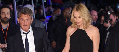 Sean Penn y Charlize Theron cogidos de la mano en el estreno de 'The Gunman'