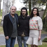 Lluis Homar, Blanca Romero y Yon González en la presentación de 'Bajo sospecha'