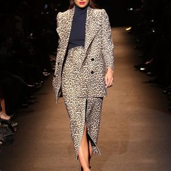 Irina Shayk desfilando en el desfile benéfico de Naomi Campbell en Nueva York Fashion Week