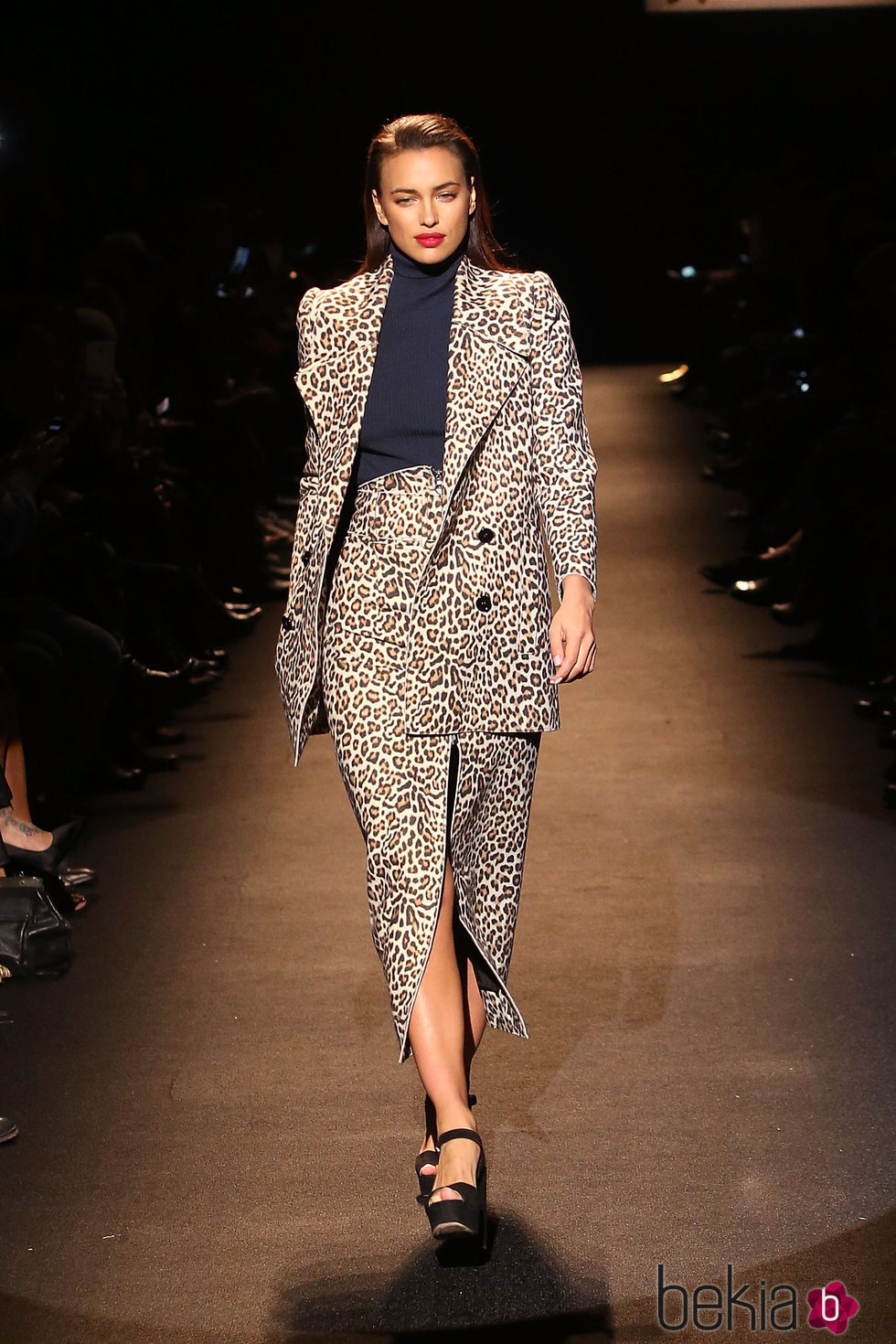 Irina Shayk desfilando en el desfile benéfico de Naomi Campbell en Nueva York Fashion Week