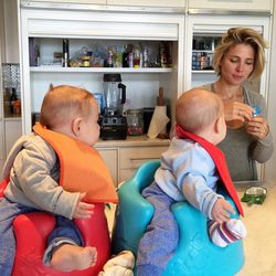 Tristan y Sasha Hemsworth miran a su madre Elsa Pataky haciendo la comida