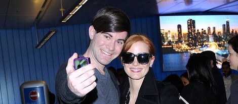 Jessica Chastain se marca un selfie con un fan en el aeropuerto de Los Angeles
