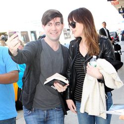 Dakota Johnson atiende a un fan en el aeropuerto de Los Angeles