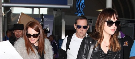 Julianne Moore y Dakota Johnson comparten vuelo y llegan a Los Angeles