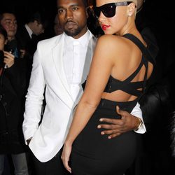 Kanye West y Amber Rose en el desfile de Givenchy durante la Paris Fashion Week 2010