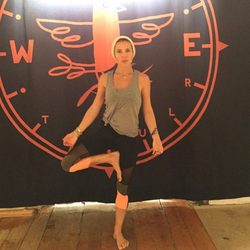 Elsa Pataky hace yoga en el festival Wanderlust de Sydney
