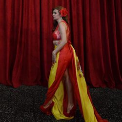 Sonia Monroy en la alfombra roja de los Oscar 2015 envuelta en la bandera española