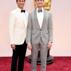 Neil Patrick Harris posa junto a su marido David Burtka en la alfombra roja de los Oscar 2015