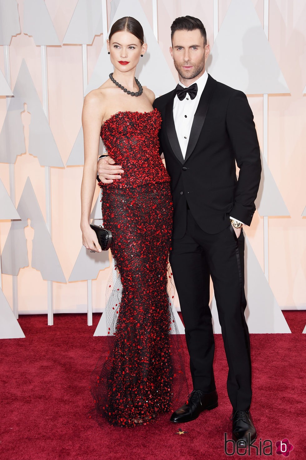 Adam Levine posa junto a su esposa Behati Prinsloo en la alfombra roja de los Oscar 2015