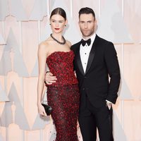 Adam Levine posa junto a su esposa Behati Prinsloo en la alfombra roja de los Oscar 2015