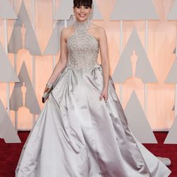 Felicity Jones llega a la alfombra roja de los Oscar 2015