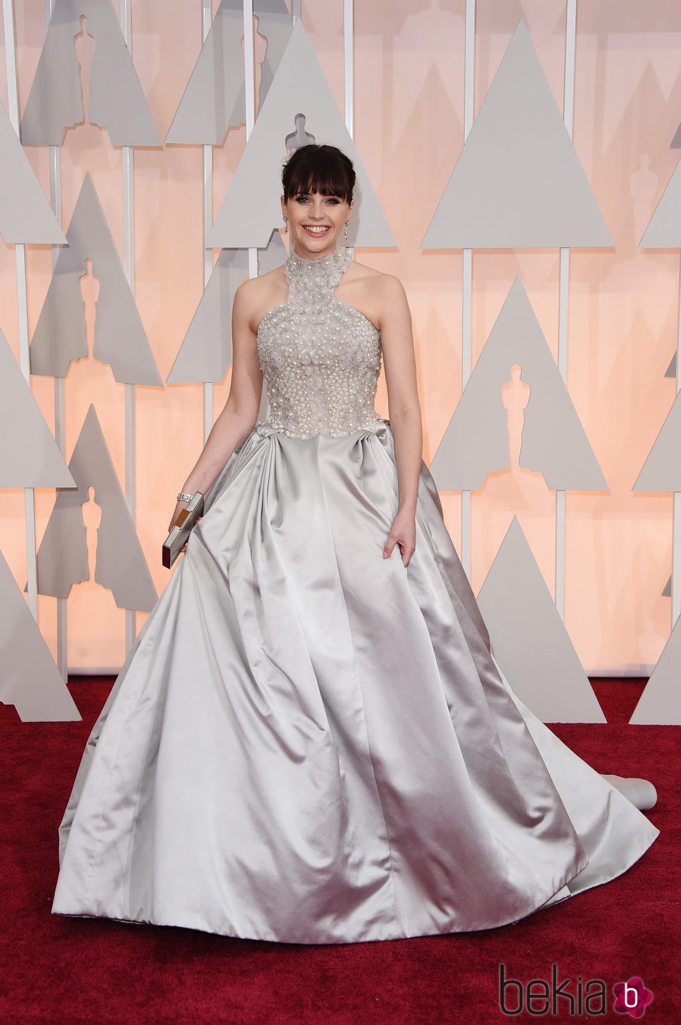 Felicity Jones llega a la alfombra roja de los Oscar 2015