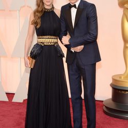 Eddie Redmayne posa junto a su esposa Hannah Bagshawe en la alfombra roja de los Oscar 2015