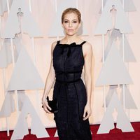 Sienna Miller llega a la alfombra roja de los premios Oscar 2015
