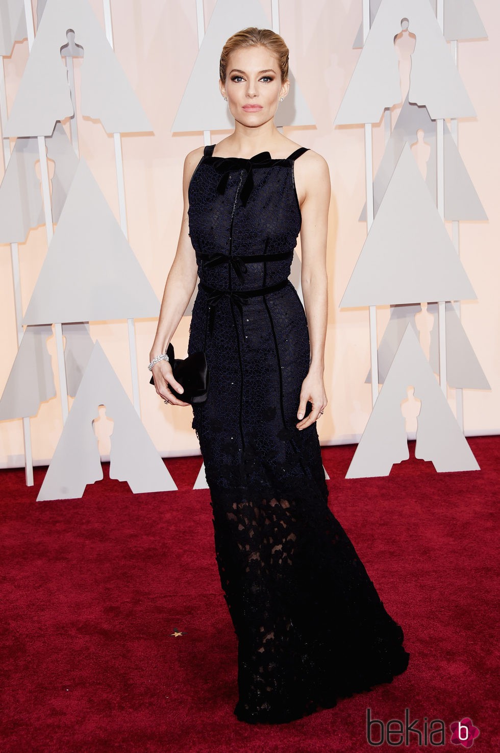Sienna Miller llega a la alfombra roja de los premios Oscar 2015