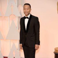 John Legend posa a su llegada a la alfombra roja de los Oscar 2015