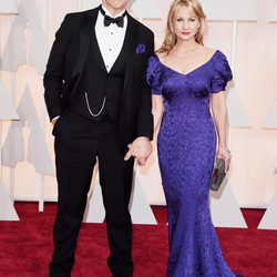 J.K. Simmons posa junto a su mujer Michelle Schumacher en la alfombra roja de los Oscar 2015