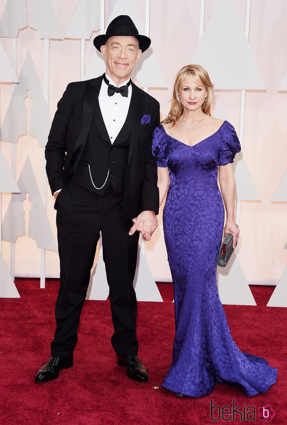 J.K. Simmons posa junto a su mujer Michelle Schumacher en la alfombra roja de los Oscar 2015