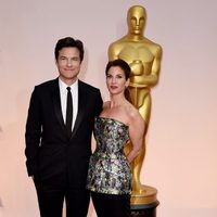 Jason Bateman y Amanda Anka posan en la alfombra roja de los Oscar 2015