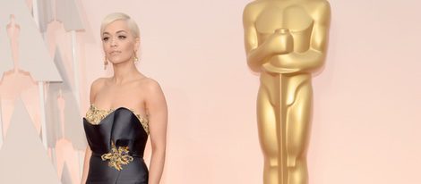 Rita Ora en la alfombra roja de los Oscar 2015