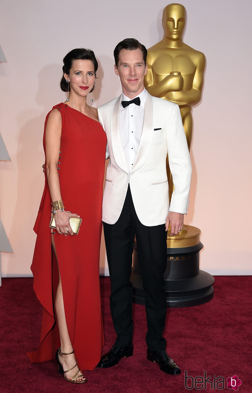 Benedict Cumberbatch posa junto a su mujer Sophie Hunter en la alfombra roja de los Oscar 2015