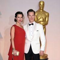 Benedict Cumberbatch posa junto a su mujer Sophie Hunter en la alfombra roja de los Oscar 2015