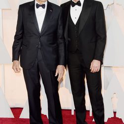 Bradley Cooper posa junto a Clint Eastwood en la alfombra roja de los premios Oscar 2015