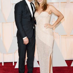 Jennifer Aniston y su prometido Justin Theroux posan en la alfombra roja de los Oscar 2015