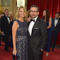 Steve Carell posa junto a su mujer Nancy Carell en la alfombra roja de los Oscar 2015