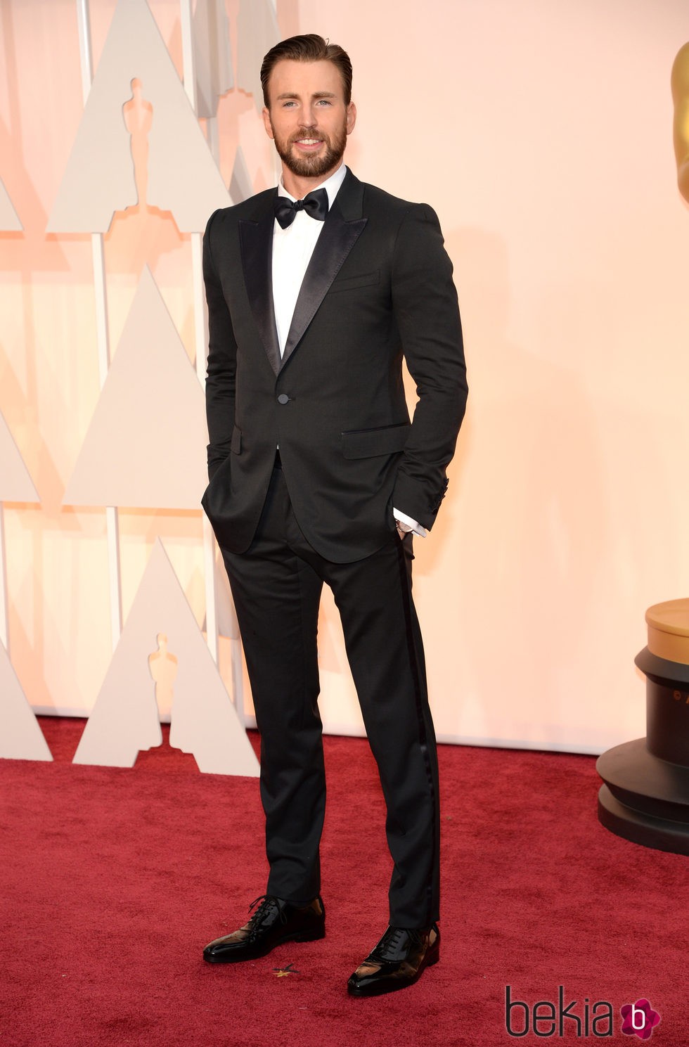 Chris Evans posa a su llegada a la alfombra roja de los Oscar 2015