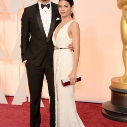 Channing Tatum y su mujer Jenna Dewan Tatum posan en la alfombra roja de los Oscar 2015