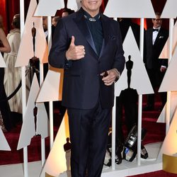John Travolta posa en la alfombra roja de los Oscar 2015