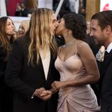 Zoe Saldaña y Marco Perego besándose en la alfombra roja de los Oscar 2015