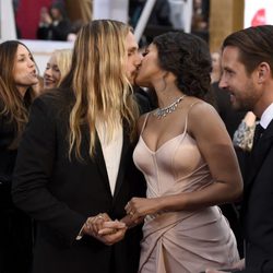 Zoe Saldaña y Marco Perego besándose en la alfombra roja de los Oscar 2015