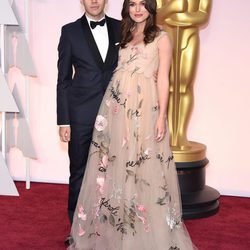 Keira Knightley y James Righton en la alfombra roja de los Oscar 2015