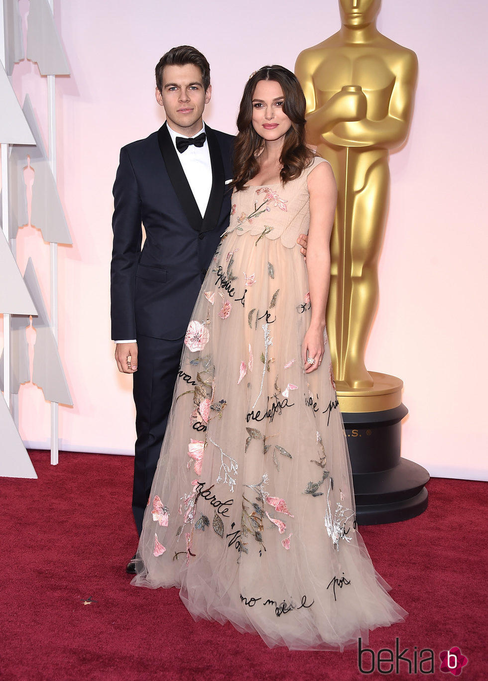 Keira Knightley y James Righton en la alfombra roja de los Oscar 2015