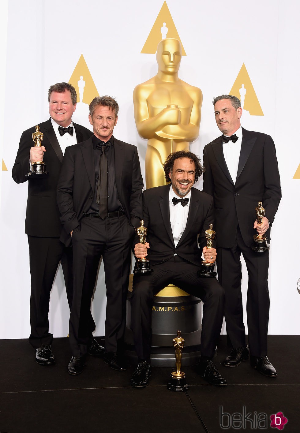 Alejandro González Iñárritu posa junto a sus tres Oscars y Sean Penn