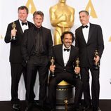 Alejandro González Iñárritu posa junto a sus tres Oscars y Sean Penn