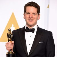 Graham Moore posa con su Oscar a Mejor guión adaptado