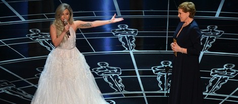 Lady Gaga y Julie Andrews tras el homenaje a 'Sonrisas y lágrimas' en los Oscar 2015