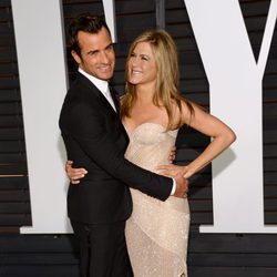 Jennifer Aniston y Justin Theroux en la fiesta Vanity Fair tras los Oscar 2015